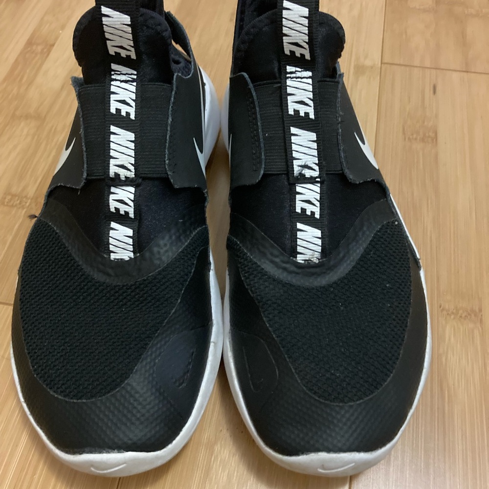 Boys Nike running shoes size 4